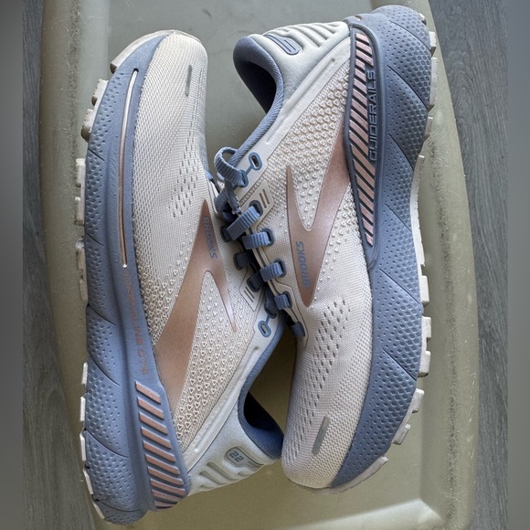 Brooks Adrenaline GTS 22 women’s 7.5 medium (1B) - Picture 2 of 6